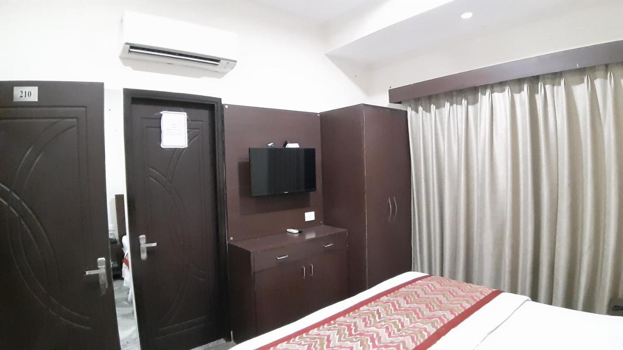 Hotel Sar Kamla Dham Skd Vrindavan Fully Vaccinated Staff ภายนอก รูปภาพ
