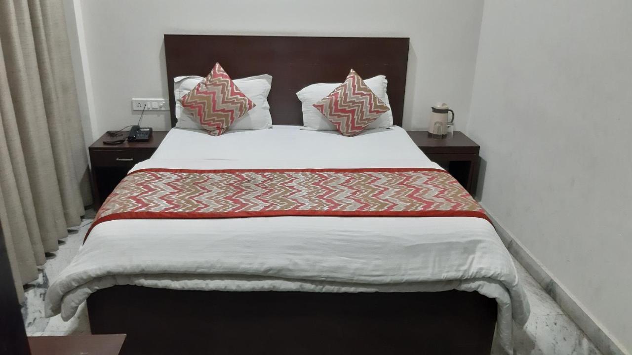 Hotel Sar Kamla Dham Skd Vrindavan Fully Vaccinated Staff ภายนอก รูปภาพ