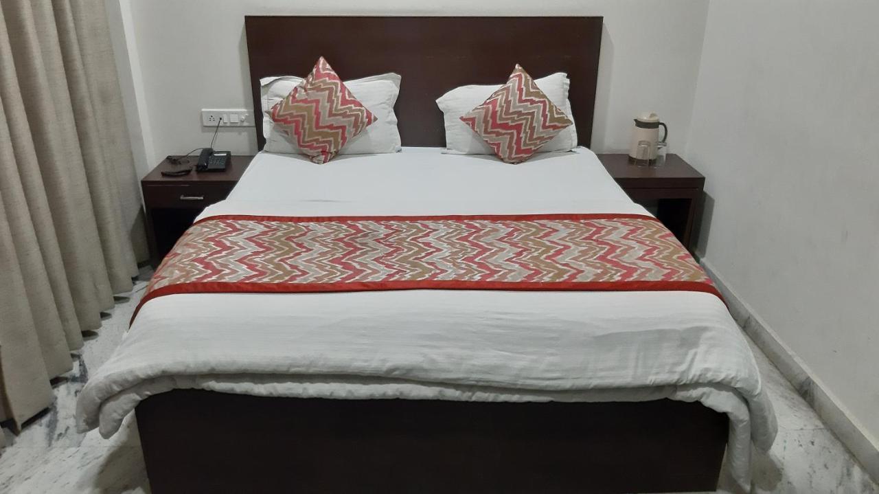 Hotel Sar Kamla Dham Skd Vrindavan Fully Vaccinated Staff ภายนอก รูปภาพ