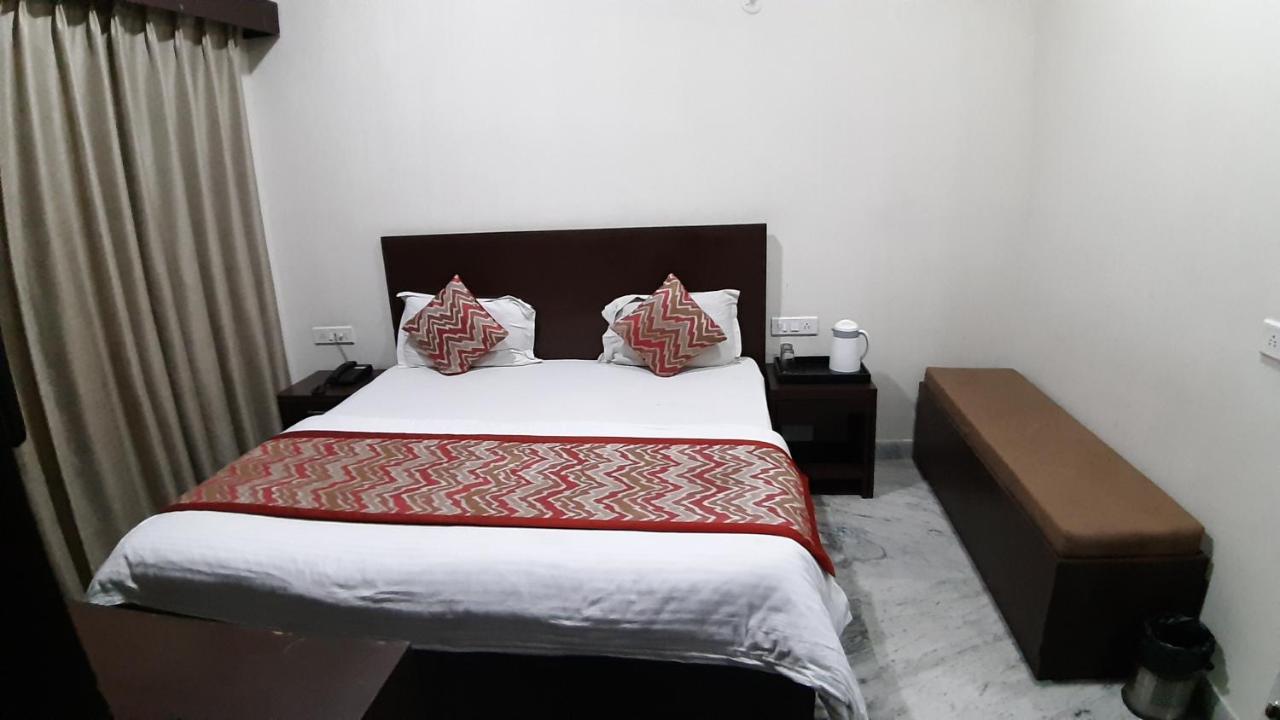 Hotel Sar Kamla Dham Skd Vrindavan Fully Vaccinated Staff ภายนอก รูปภาพ