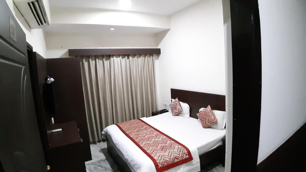 Hotel Sar Kamla Dham Skd Vrindavan Fully Vaccinated Staff ภายนอก รูปภาพ