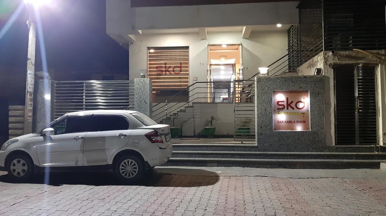 Hotel Sar Kamla Dham Skd Vrindavan Fully Vaccinated Staff ภายนอก รูปภาพ