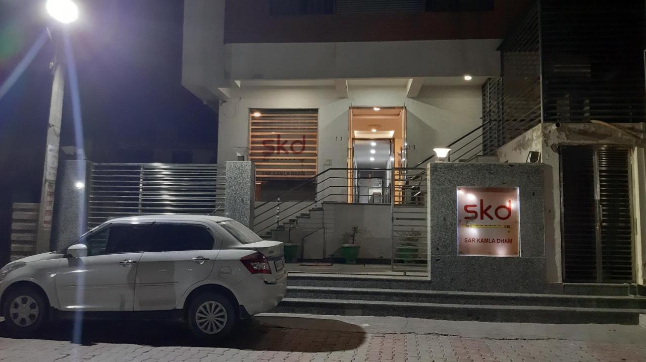 Hotel Sar Kamla Dham Skd Vrindavan Fully Vaccinated Staff ภายนอก รูปภาพ
