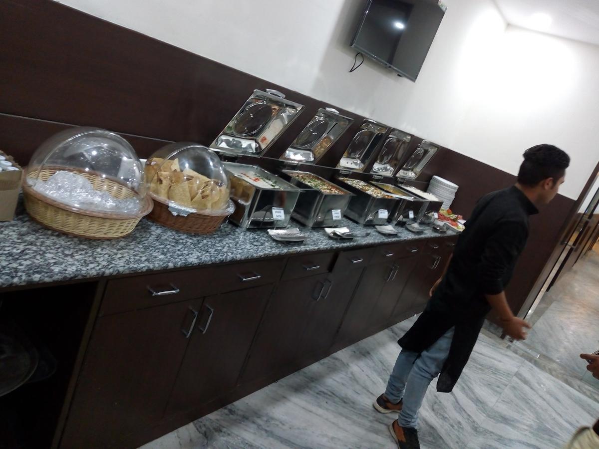 Hotel Sar Kamla Dham Skd Vrindavan Fully Vaccinated Staff ภายนอก รูปภาพ
