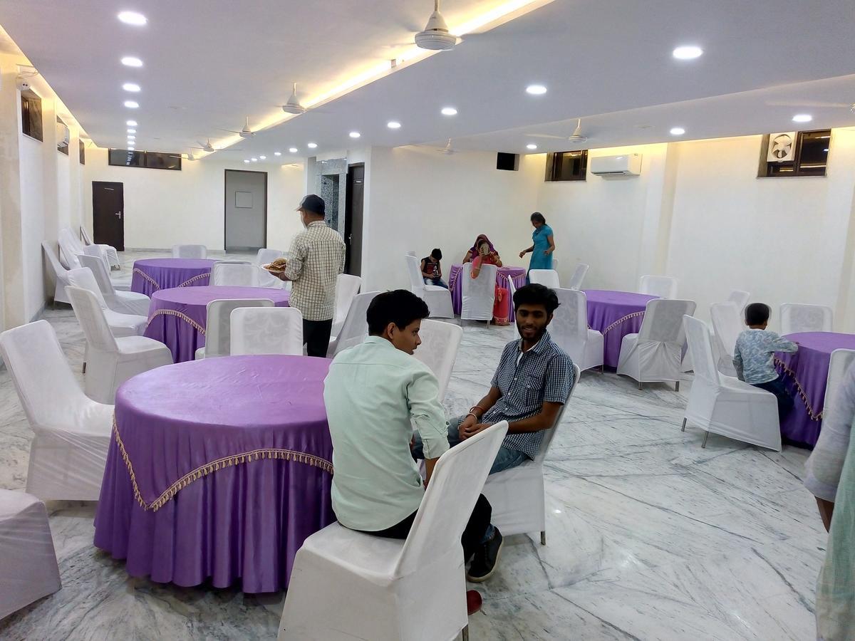 Hotel Sar Kamla Dham Skd Vrindavan Fully Vaccinated Staff ภายนอก รูปภาพ