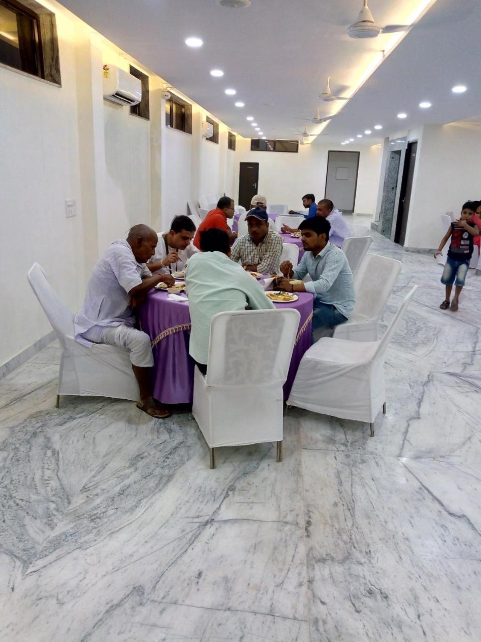 Hotel Sar Kamla Dham Skd Vrindavan Fully Vaccinated Staff ภายนอก รูปภาพ