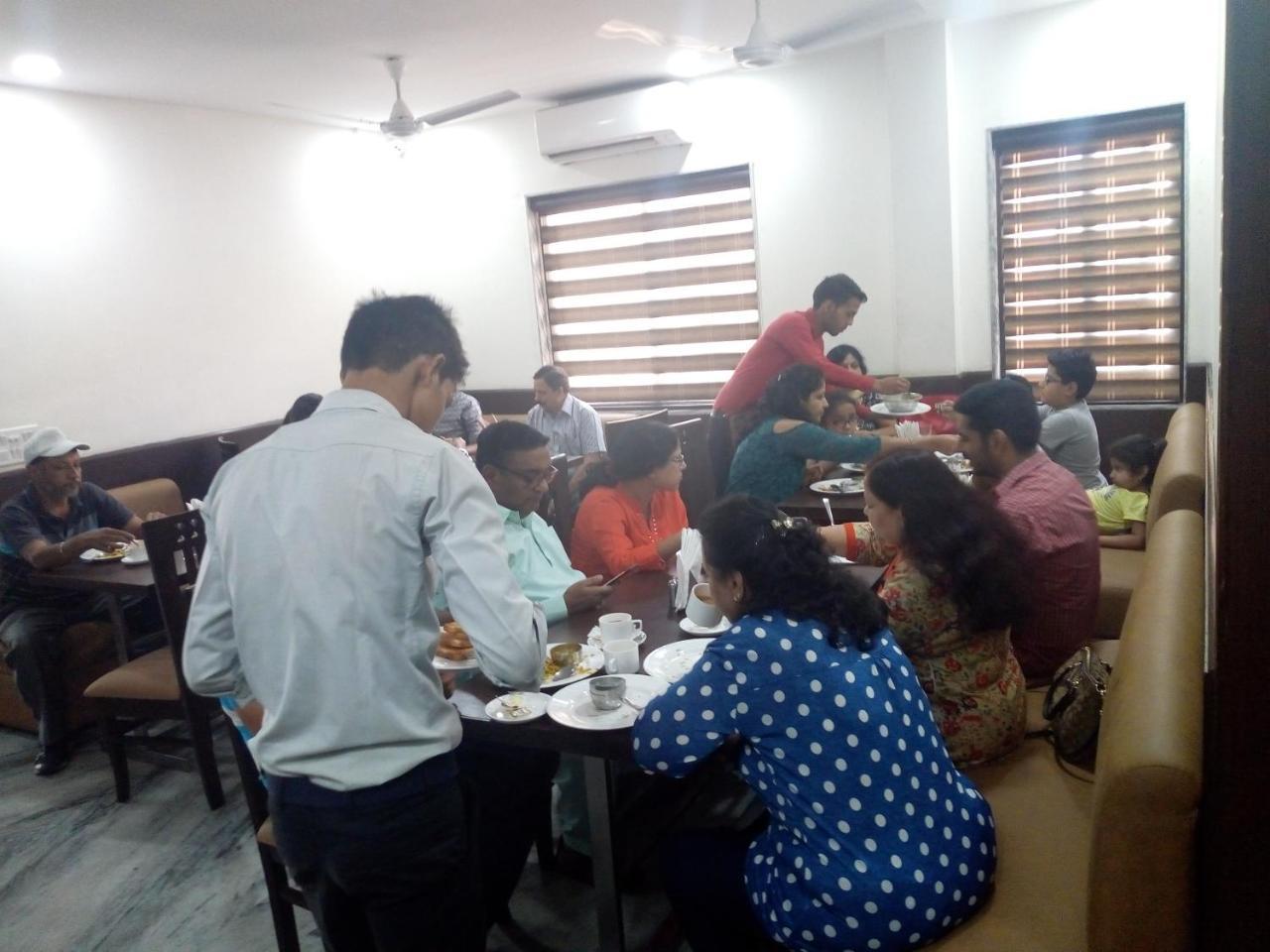 Hotel Sar Kamla Dham Skd Vrindavan Fully Vaccinated Staff ภายนอก รูปภาพ