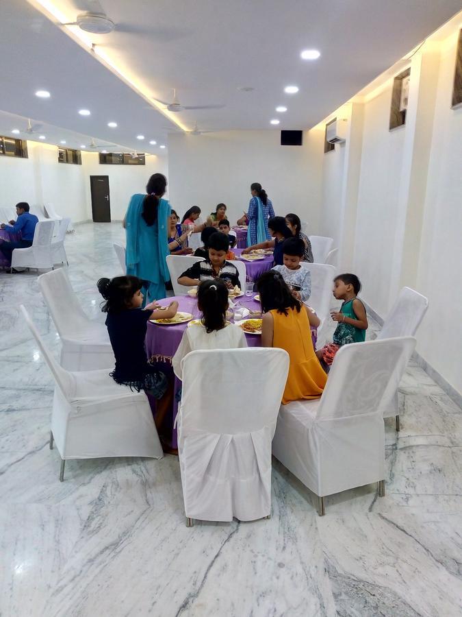 Hotel Sar Kamla Dham Skd Vrindavan Fully Vaccinated Staff ภายนอก รูปภาพ