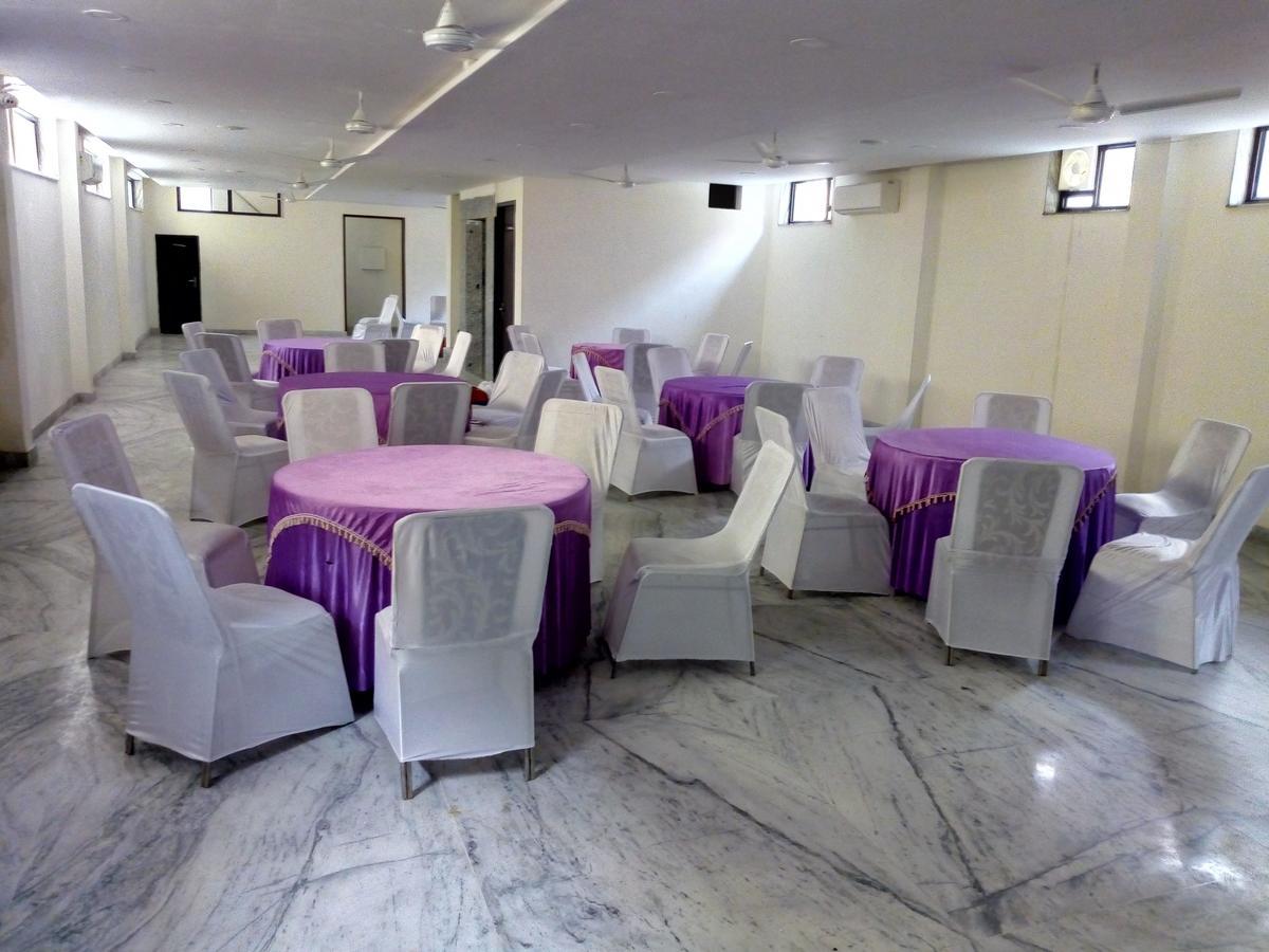 Hotel Sar Kamla Dham Skd Vrindavan Fully Vaccinated Staff ภายนอก รูปภาพ