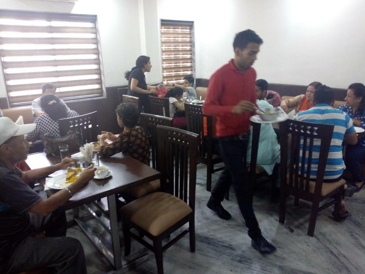 Hotel Sar Kamla Dham Skd Vrindavan Fully Vaccinated Staff ภายนอก รูปภาพ