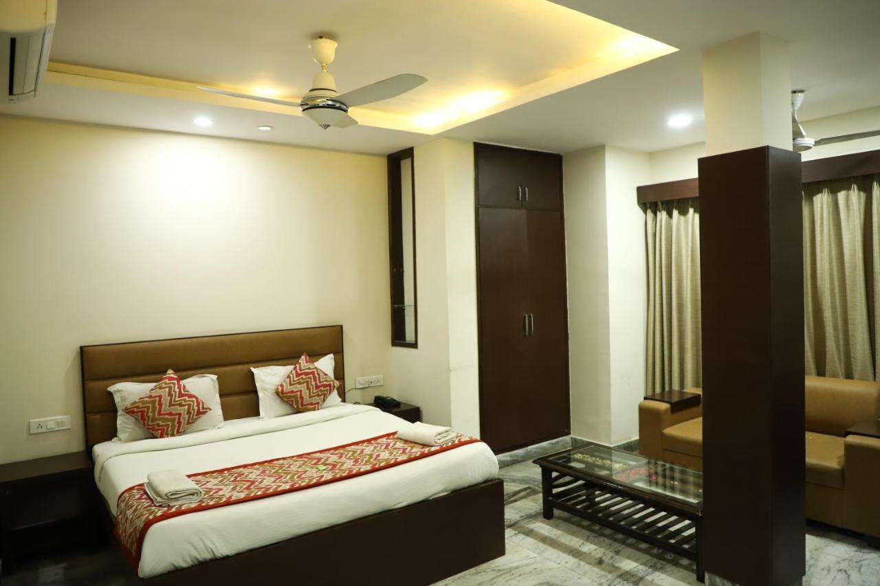 Hotel Sar Kamla Dham Skd Vrindavan Fully Vaccinated Staff ภายนอก รูปภาพ
